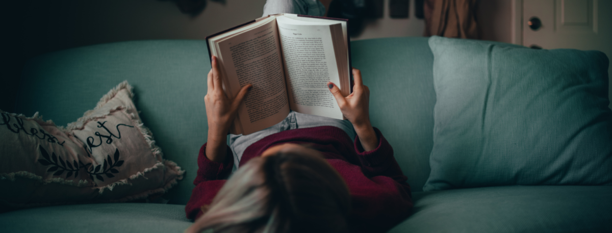Pessoa lendo para um Clube de Leitura